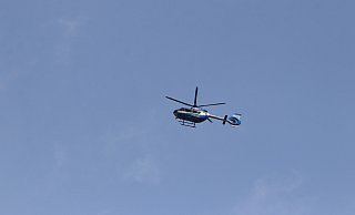 Ein Hubschrauber der Polizei half am Montagabend bei der Suche, die am Dienstag weiter im vollen Gange ist. Foto: - MT-Archiv