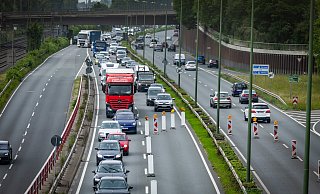 Noch bis Ende Juli gibt es auf dem Ostwestfalendamm auf einer Länge von 500 Metern nur jeweils eine Richtungsfahrspur. Die Folge sind tägliche Staus. - Sarah Jonek