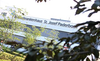 Der Teenager-Sohn eines früheren Oberarztes am Paderborner Brüderkrankenhaus ist schon 2023 als angemeldeter Praktikant bei einer OP dabei gewesen. - Rajkumar Mukherjee Der Teenager-Sohn eines früheren Oberarztes am Paderborner Brüderkrankenhaus ist schon 2023 als angemeldeter Praktikant bei einer OP dabei gewesen. - Rajkumar Mukherjee