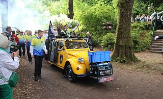 Oliver "Ole" Irrgang fährt mit einer gelben Rauchfackel in der Hand auf der legendären Thekentaucher-Ente auf den Schützenplatz ein - begleitet von vielen anderen Mitstreitern der Versorgungstruppe der Oerlinghauser Schützengesellschaft. - OSG