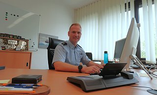 Karsten Koutsky, einst Kripo-Chef im Kreis Höxter, ist jetzt Leiter der Polizei. Für den 41-Jährigen bedeutet das viel Arbeit am Schreibtisch. - David Schellenberg
