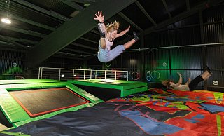 Julianna (links) und Monja toben sich am "Air Bag" im Bielefelder Superfly aus. Beliebt sind vor allem auch die Hindernisparcours und der "Walk the Wall". - Oliver Krato