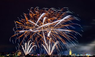 Mit dem großen Abschlussfeuerwerk ist Libori in Paderborn zu Ende gegangen. Viele Tausende Menschen haben sich in der Innenstadt das krachend-funkelnde Finale angeschaut. - BESIM MAZHIQI