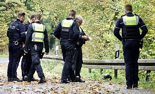 Verkehrspolizisten und Unfallexperten nehmen die Spuren nach dem Motorradunfall auf der Osningstraße auf. - Peter Unger