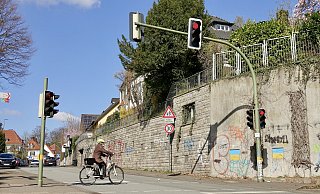Die Ampelanlage soll bleiben, der nachfolgende Teil der Straße Johannistal umgebaut werden. Dagegen wendet sich ein Anwohner und hat geklagt. - Peter Unger