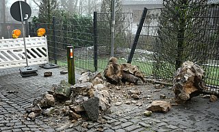 Die Steine schlugen auf der Straße Am Sparrenberg unterhalb der Sparrenburg auf. Weil das wieder passieren kann, zieht die Stadt jetzt einen Experten hinzu. - BARBARA FRANKE Die Steine schlugen auf der Straße Am Sparrenberg unterhalb der Sparrenburg auf. Weil das wieder passieren kann, zieht die Stadt jetzt einen Experten hinzu. - BARBARA FRANKE