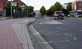 An der Detmolder Straße in Paderborn soll ein 26-jähriger Holzmindener von einem Auto (Mercedes A-Klasse AMG) mitgeschleift und tödlich verletzt worden sein. - Niklas Tüns