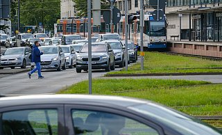 Adenauerplatz und Artur-Ladebeck-Straße stehen oft für Bielefelds Verkehrsprobleme. Doch stark überlastet sind laut Gutachten drei andere Verkehrsadern im Zentrum. - Andreas Zobe