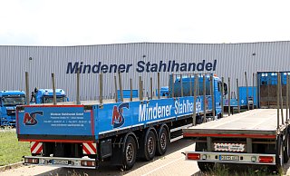 Am frühen Montagabend wurde ein 28-jähriger Mitarbeiter des Mindener Stahlhandels bei einem Arbeitsunfall schwer verletzt. MT-Foto: - Alex Lehn