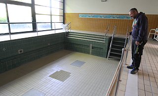 JFH-Hausmeister Marco Micillo wirft einen Blick in das leere Becken. Trotz aller Bemühungen musste das Bad geschlossen werden. - Björn Kenter