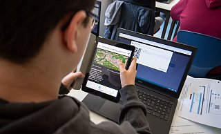 Digitales lernen klingt einfach. Doch es verlangt in den Klassenzimmern im Übergang von der Buch- zur Netzkultur einen ganz neuen Ansatz. - picture alliance/dpa