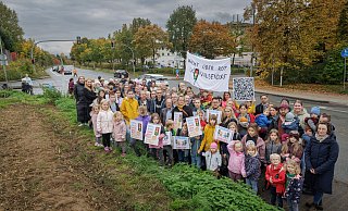 Über 80 Eltern, Politiker, Kaufleute, Kita-Mitarbeiterinnen sowie Mitglieder von Initiativen kamen jetzt zum Ortstermin. - Oliver Krato