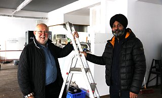 Freuen sich bereits jetzt auf die Eröffnung: Gastro-Berater Allan Trevor Jettkowski (li.) und Gastronom Gurvinder Singh. - Claus Frickemeier