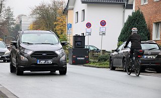 In der Penzlinger Straße in Paderborn gibt es derzeit mehr Verkehr als sonst. Deshalb hat die Stadt in der Tempo-30-Zone einen mobilen Blitzer aufstellen lassen. - Rajkumar Mukherjee