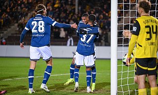 Noah Sarenren Bazee nimmt Isaiah Young in die Arme. Auf Sarenren Bazees Vorlage hat Young soeben zum 2:0 für den DSC Arminia getroffen. getroffen. - Teresa Kroeger
