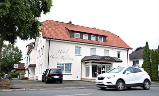 Noch stehen an der Sander Straße in Paderborn-Elsen das Hotel "Heide Residenz" sowie das Gästehaus "Dependance". - Rajkumar Mukherjee