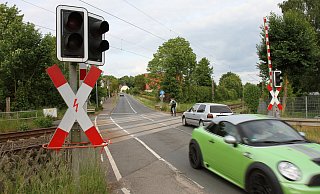 Der Bahnübergang an der Bördestraße bei Warburg-Menne. - Dieter Scholz