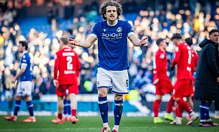 Arminia-Kapitän Mael Corboz kann mit den Reaktionen des Publikums nach dem 1:2 gegen Rot-Weiss Essen nichts anfangen. - Sarah Jonek