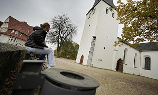 Zum Beispiel rund um die Laurentiuskirche treffen sich Jugendliche in Bünde – vor allem im Sommer. Häufig ist es dort aber schon zu Anliegerbeschwerden gekommen, die sich von Lärm gestört fühlten. - Gerald Dunkel