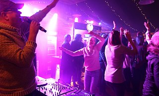 Bei den Almrauschpartys wackelt in der Weihnachtszeit regelmäßig die Hütte, hier ein Foto von 2017. - Mareike Köstermeyer