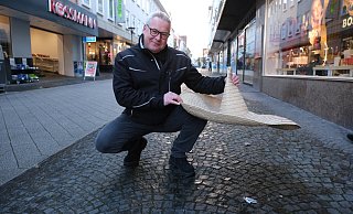 Dirk Köpke hat vor 30 Jahren bei sengender Hitze das Pflaster in der Klosterstraße verlegt - und damals Sombrero getragen. Den Hut hat er noch. - Ulf Hanke