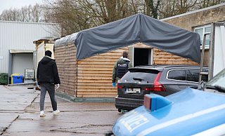 Zwei Ermittler sind am Dienstagnachmittag auf dem Betriebsgelände des Unternehmens zu sehen. - Moritz Trinsch