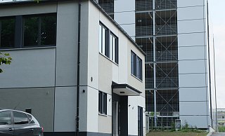 Das neue Haus der Jugend an der Eidinghausener Straße 9a steht im Schatten eines bislang weitgehend nutzlosen Parkhauses. - Ulf Hanke