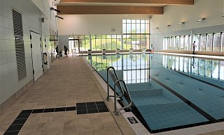 Das Schwimmerbecken im Höxteraner Hallenbad, wie es sich zur Eröffnung im September 2021 präsentierte - Simone Flörke/Archiv