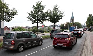 Stau im Berufsverkehr? Kein Wunder - 46.000 Menschen pendeln zur Arbeit nach Paderborn. - Holger Kosbab