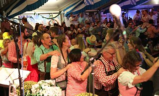 Polonaise ist ein Muss beim Oktoberfest. - Elke Niedringhaus-Haasper