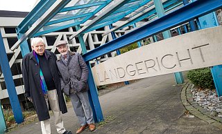 Der Paderborner Künstler Wilfried Hagebölling (l.) und sein Rechtsanwalt Peter Raue stehen vor dem Bielefelder Landgericht. - Niklas Tüns