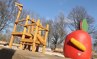Der große rote Apfel mitsamt gelber Raupe ist nur in dieser Ansicht geschlossen. Vom Klettergerüst aus gesehen, bietet er einen kommoden Sitzplaz für Kinder. - Andreas Sundermeier