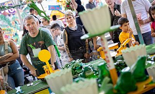 Wolfgang Meess besucht jedes Jahr mehrere Volksfeste wie Libori in Paderborn, um am "Fliegende Frösche"-Stand Plüschtiere für den guten Zweck zu gewinnen. - Niklas Tüns