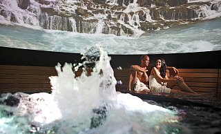 In der Vesitorni-Turm-Sauna im H2O erleben Besucher ein 320° Panorama mit Filmen von Traumkulissen auf der ganzen Welt. - Frank-Michael Kiel-Steinkamp