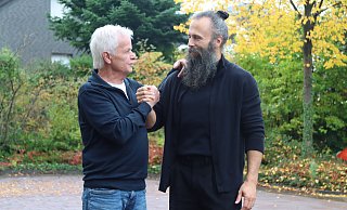 Besonderes Wiedersehen im Kreis Gütersloh: Ulrich Bröckling (l.) bedankt sich bei seinem Lebensretter Besim Mazhiqi. - Anna Lena Hinder