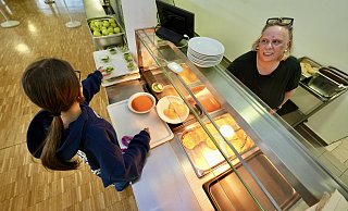 Reibekuchen mit Apfelmus, Tomatensuppe, Gurkenscheiben und einen Apfel gab es jetzt am Dienstag im Max-Planck-Gymnasium. - Peter Unger