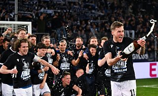 Arminia Bielefelds Joel Grodowski (r.) setzt nach dem Einzug ins Pokalfinale zur Bierdusche an. - Teresa Kroeger