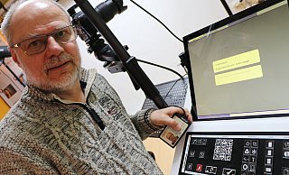 Noch kann Kirsten Hötger, Inhaber des Paderborner Fotogeschäfts Bilderzauber, die Übermittlung der Passfotos an die Behörden nicht nutzen - sie wird erst am 1. Mai freigeschaltet. - Holger Kosbab
