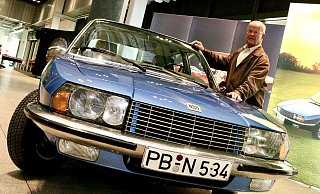 Mit dem atlantic-metallic-blauen NSU Ro 80 hat Josef Pieper seinen damaligen Chef Heinz Nixdorf im In- und Ausland gefahren. - Rajkumar Mukherjee Mit dem atlantic-metallic-blauen NSU Ro 80 hat Josef Pieper seinen damaligen Chef Heinz Nixdorf im In- und Ausland gefahren. - Rajkumar Mukherjee