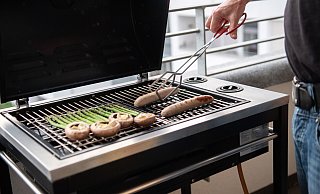 Mit einem dreisten Trick soll ein Mann in einem Bünder Baumarkt gleich zwei teure Gasgrills erbeutet haben. - Andrea Warnecke/dpa-tmn