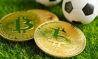 Symbolträchtige Verbindung: Der Bitcoin und Fußball. Steigt der SC Paderborn 07 in die digitale Währung ein? - IMAGO/YAY Images