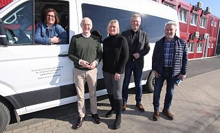 Fahrerin Stefanie Naaß (v. l.), Axel Grothe, Andrea Stroba, Hiddenhausens Bürgermeister Andreas Hüffmann und Bernd Engelbrecht hoffen auf viele Mitfahrer beim Bürgerbus. - Björn Kenter