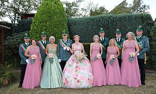 Viel Spaß im Hofstaat haben (v.l.) das Königsoffizierspaar Dieter und Ulla Wegener, das Zeremonienmeisterpaar Oliver und Alexandra Sagel, das Königspaar Reinhard und Regina Korfmacher, das Kronprinzenpaar Heike und Rolf Siering, das Zepterprinzenpaar Stefanie Röper und Christian Volkmann sowie das Apfelprinzenpaar Michaela Molinski und Andreas Happe. - Regina Brucksch