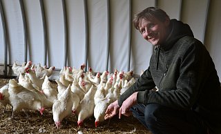 Christain becker zeigt auf dem Archivbild, wie die Hühner im Zelt gehalten werden. - Susanne Blersch