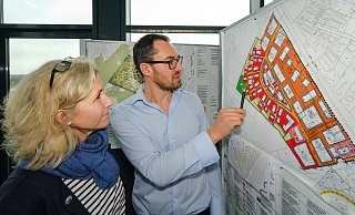 Der neue Geschäftsführer der Sennestadt GmbH, Eduard Thiessen, tauscht mit seiner Vorgängerin Wiebke Schmiedeskamp die neuesten Infos zum Waldspielplatz (dunkelgrün) aus. - Andreas Zobe