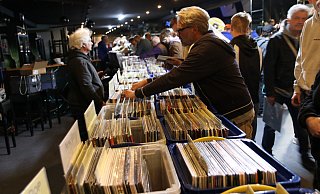 Hunderte zog es am vergangenen Sonntag ins Herforder Kulturwerk. Hier fand erstmals die große Schallplattenbörse statt. Rund 50 Händler aus dem gesamten Bundesgebiet boten insgesamt eine Viertelmillion Tonträger zum Verkauf an. - Claus Frickemeier