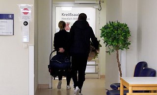 Die Zahl der Kreißsäle ist in NRW in diesem Jahr auf 125 gesunken. Mindestens zwei Geburtsstationen werden im Laufe des Jahres noch geschlossen. (Symbolbild) - picture alliance/dpa