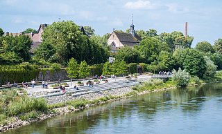 Stadt am Wasser: Höxter wurde anlässlich der Landesgartenschau 2023 komplett umgestaltet – unter anderem bekam die Weserpromenade ein neues Aussehen. - Franz Reschke Landschaftsarchitektur/Marc Leppin