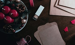 Rosa und Erdbeerrot gehören zu den Trendfarben für Adventskränze. - Symbolbild: Unsplash