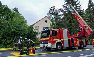 Auch eine Drehleiter kam zum Einsatz. - Paul Brinkmann